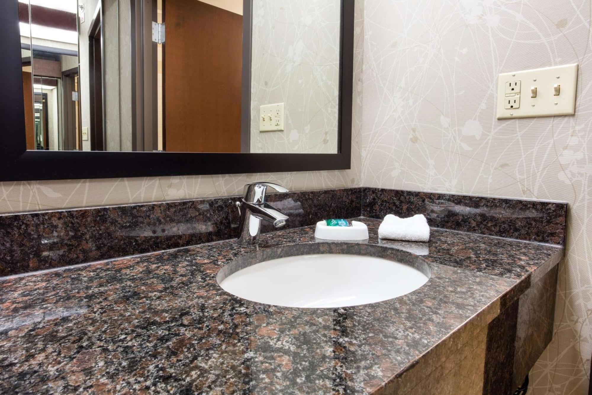 Drury Inn & Suites Kansas City Airport Экстерьер фото