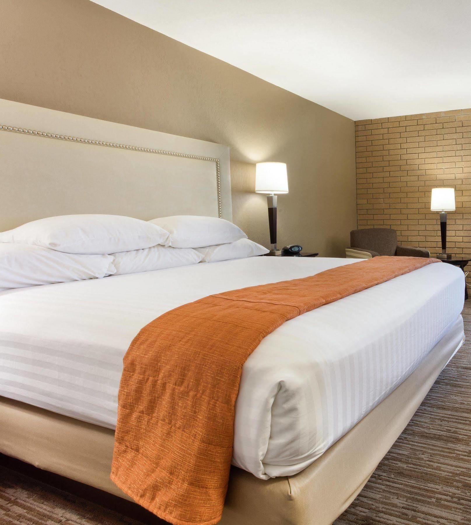Drury Inn & Suites Kansas City Airport Экстерьер фото